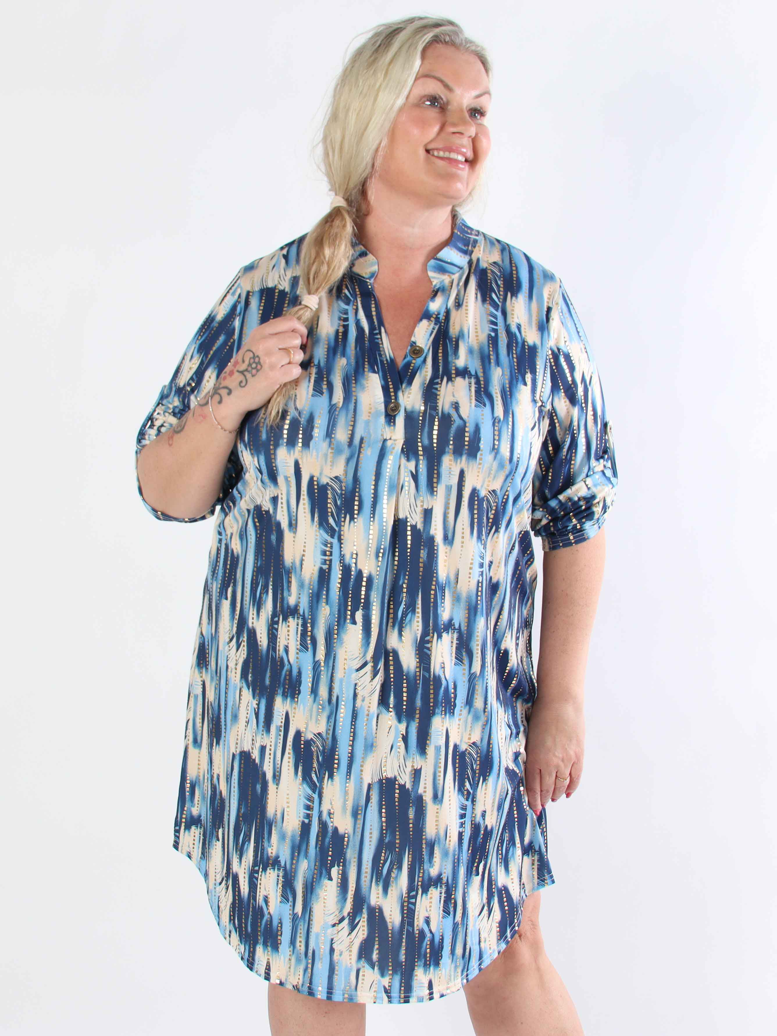 Ebba Pattern Long - Elastisk mönstrad plus size klänning med gulddetaljer